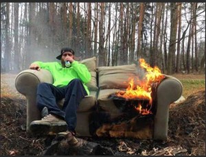 Создать мем: горящий диван, стул из пожара, люди