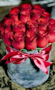 Создать мем: красивые розы, букеты в красных коробках, букет роз