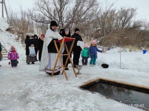 Создать мем: крещение в стерлитамаке, крещенские купания, крещение в селе