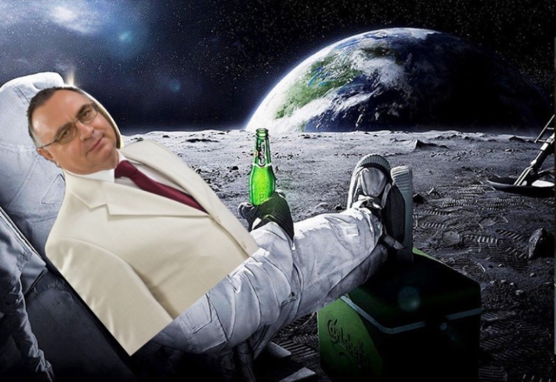 Создать мем: космос космонавты, миллионер в космосе, космонавт с пивом с видом на луну