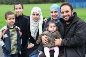 Создать мем: беженцы из сирии, muslim family, муслим семья
