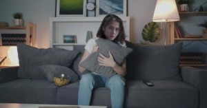 Создать мем: лоррейн бракко, диван дома, девушка смотрит телевизор