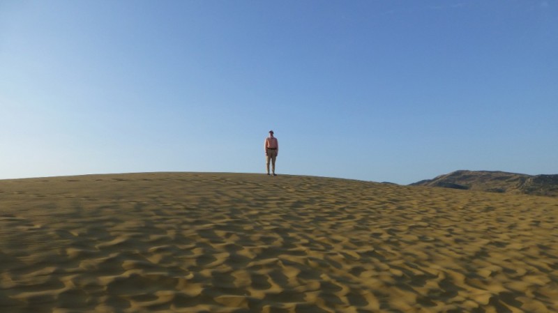 Создать мем: сарыкумский бархан, человек, дюна пустыня