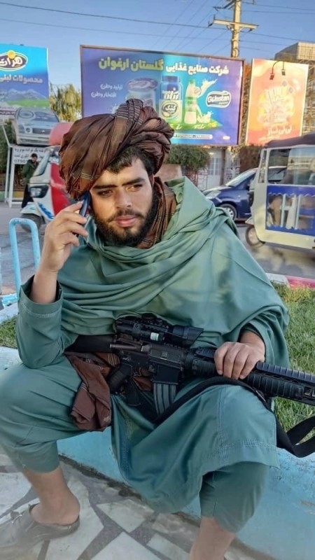 Создать мем: мужчина, афганская армия, талибан в афганистане