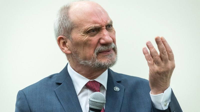 Создать мем: smolensk photos macierewicz, мужчина, министр обороны польши