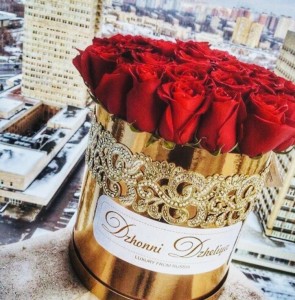 Create meme: roses in box, luxury bouquet, 101 rose hat box red