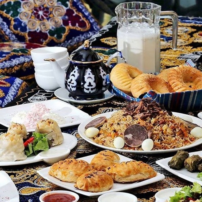 Создать мем: узбекские блюда рецепты, стол с угощениями, кухня узбекистана