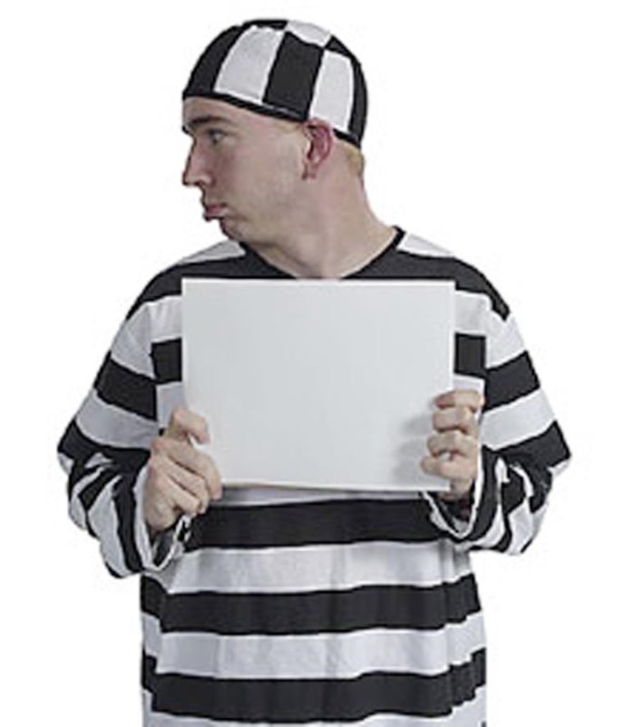 Создать мем: заключенный с табличкой, заключенные, заключенный на белом фоне