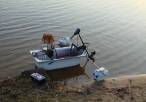 Создать мем: моторные лодки креатив, деревянная лодка, прикольный мотор для лодки