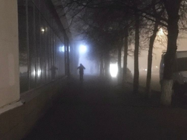 Создать мем: туманный вечер на город опустито, вечерняя прогулка, темнота