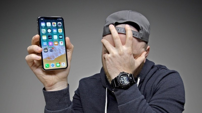 Создать мем: айфон 7 симулятор, гаджеты apple, человек с айфоном в руках
