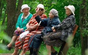 Создать мем: женщина, бабушки на скамейке, бабки