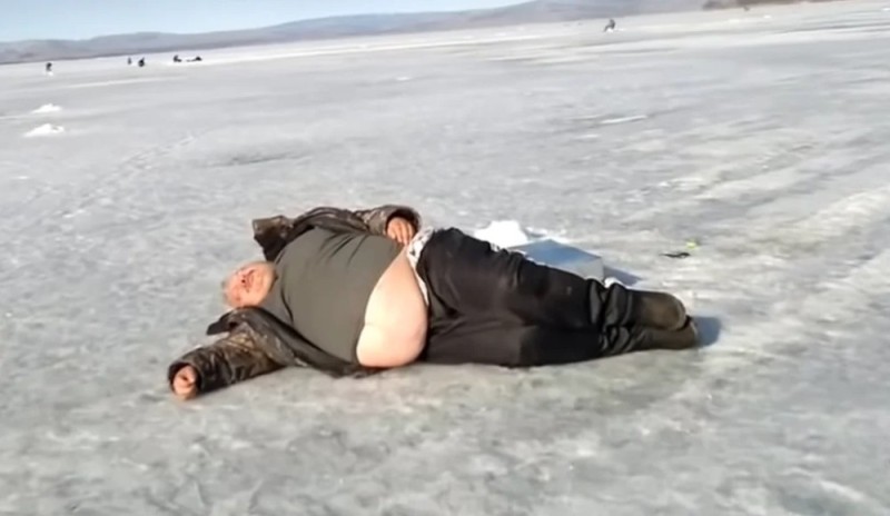 Создать мем: алкаш на льду, мужик лежит на льду, пьяный мужик на льду