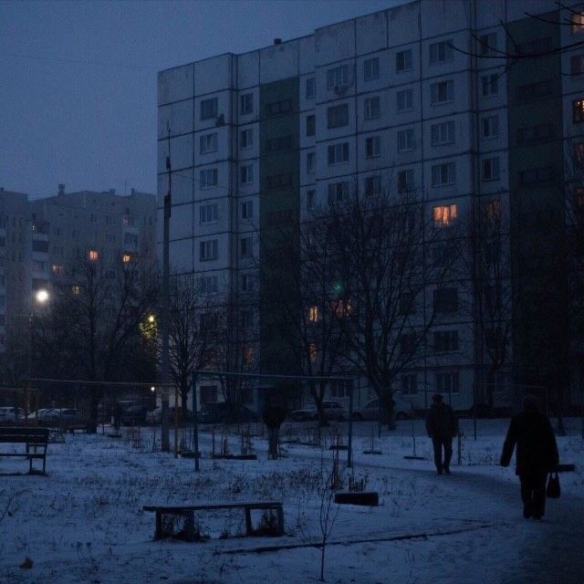 Создать мем: хочу поверить в чудо, ночной двор, зимний закат из окна