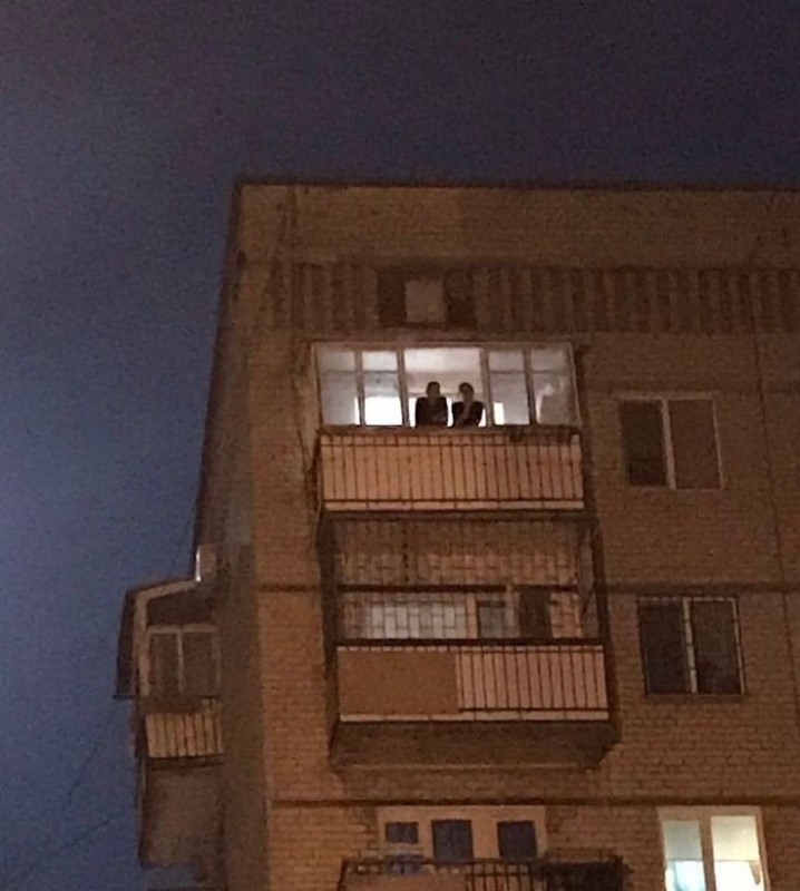 Создать мем: женщина на балконе, окно балкон, балкон дома
