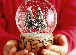 Создать мем: стеклянный шар со снегом, снежный шар в руках, новогодний стеклянный шар в руках