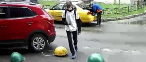 Создать мем: сбила машина, бабушка с мячом, желтые полусферы на дороге