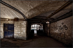 Создать мем: петербург мрачные подворотни, заброшенное здание, дворы петербурга для фотосессии