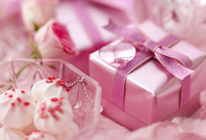 Создать мем: подарок розовый, красивое видеопоздравление с днем рождения девушке, подарок