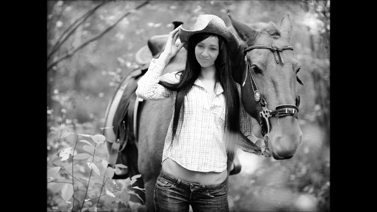 Девушка лошадь клип. Бэкстейдж фотосессии девушки на лошади. Позинг для фотосессии с лошадью.