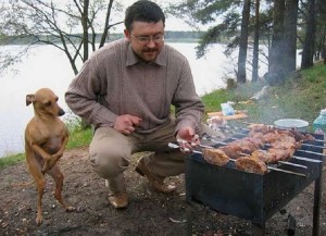 Создать мем: пикник с шашлыком, собака, забавные животные