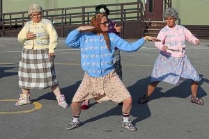 Создать мем: две бабули на танцах, две бабушки танцуют, танцующие бабки