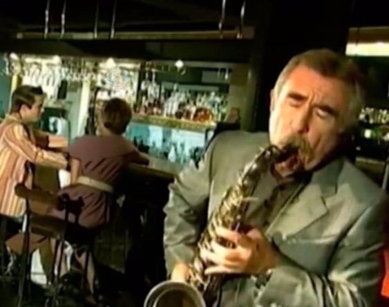 Создать мем: мужчина, артем беляев саксофон, с леонидом каневским
