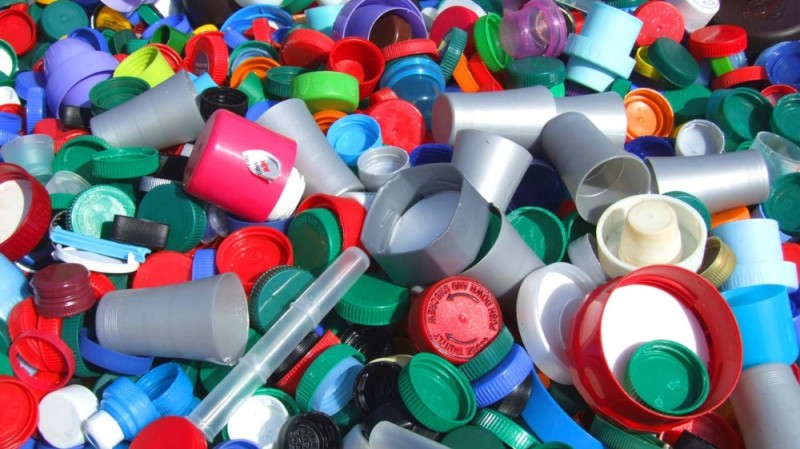 Создать мем: пластмассовые крышки от бутылок, пластиковая продукция, отходы пластика
