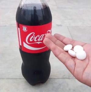 Создать мем: mentos, coke, напиток кока кола