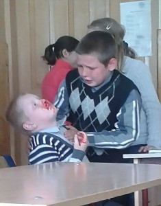 Создать мем: два школьника с разбитым носом, мальчик в школе, школьник держит другого школьника с разбитым носом