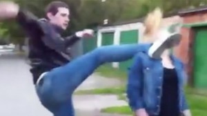 Создать мем: девушка бьет парня, ударил девушку, удар ногой в лицо