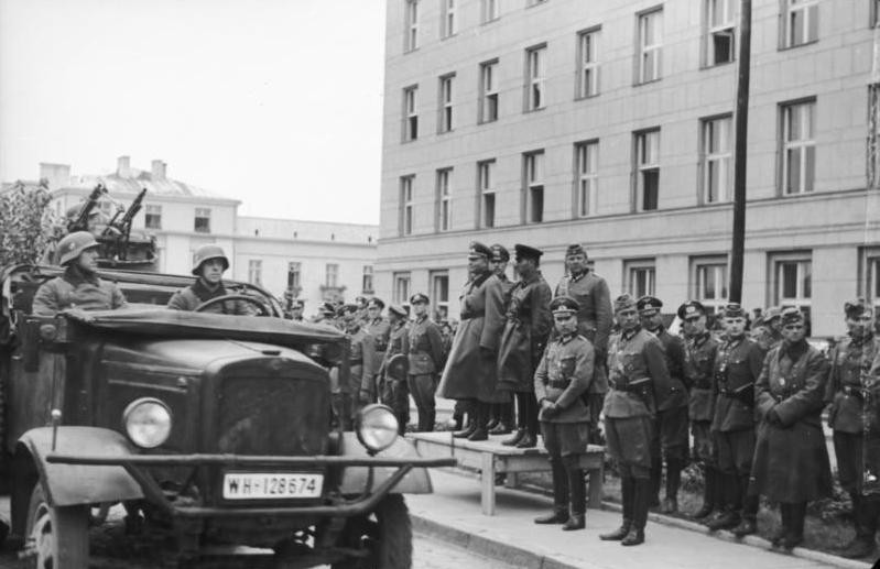 Создать мем: советско-германский парад в бресте 1939, советское вторжение в польшу в 1939 году, совместный парад в бресте 1939