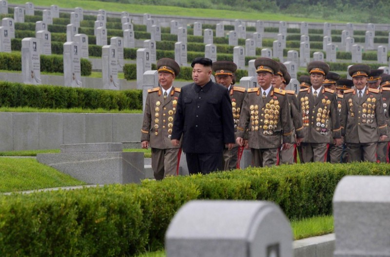 Создать мем: корейские генералы с орденами, ким чен ир, ким чен ын