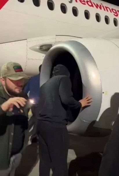 Создать мем: человека засосало в турбину самолета, засосало в турбину самолета, ищет еврея в турбине самолета