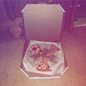 Создать мем: пицца пицца, пицца пепперони в коробке вид сверху, коробка с пиццей пепперони