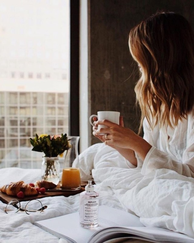 Создать мем: доброе утро кофе в постель, завтрак для девушки, кофе кровать девушка утро город