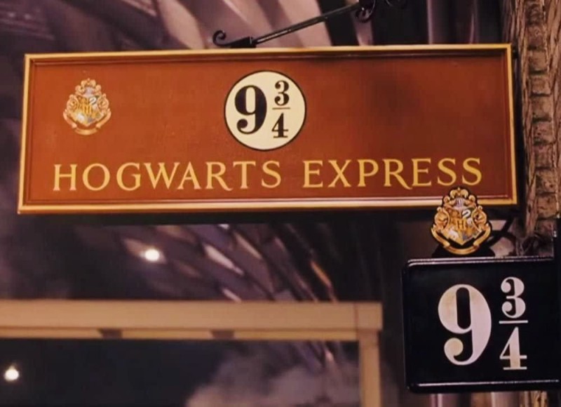 Создать мем: hogwarts harry potter, гарри поттер платформа 9 и 3 4, гарри поттер хогвартс экспресс