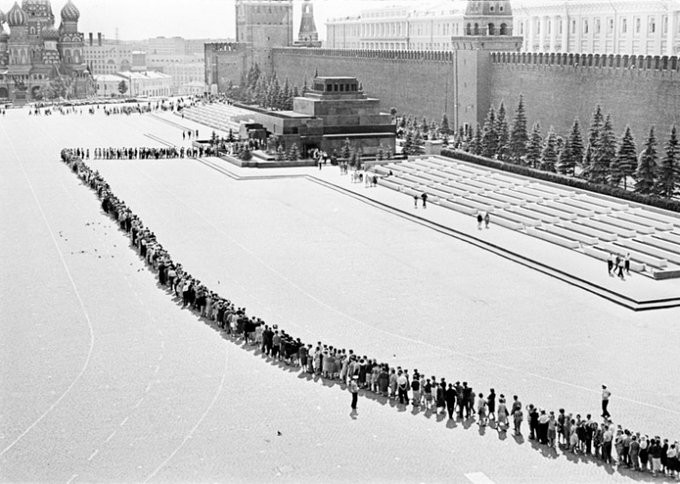 Создать мем: очередь в мавзолей ленина в ссср, мавзолей ленина на красной площади, мавзолей ленина москва