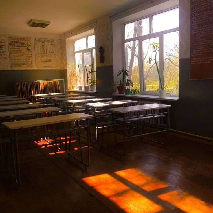 Создать мем: московская школа заброшенная, русский кабинет в школе, меловая доска