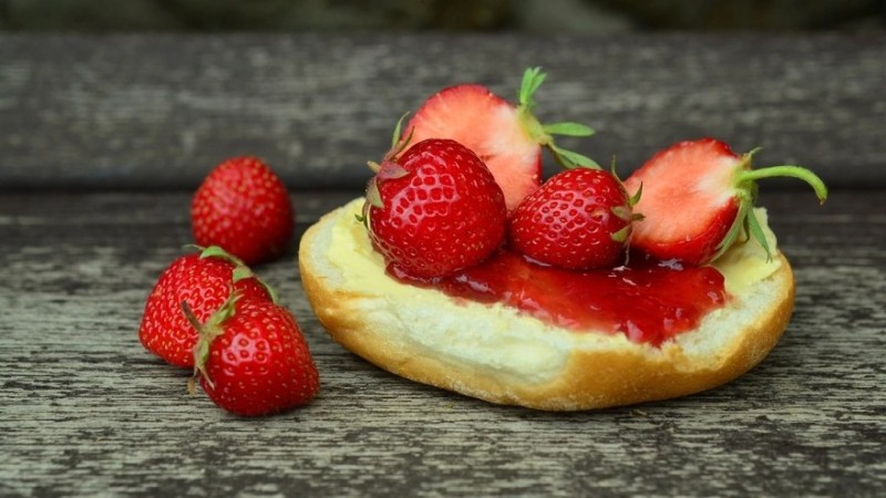 Create meme: strawberry , sweet strawberry sandwiches, toast with strawberries