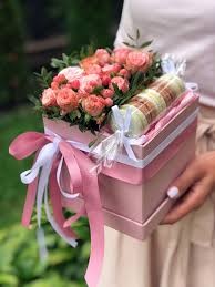 Создать мем: коробка с цветами, цветы со сладостями в прямоугольной коробке, цветы в коробках