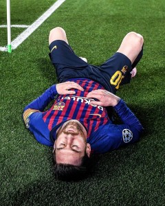 Create meme: Fernando Torres, Messi covered his face, Fernando Torres is dead