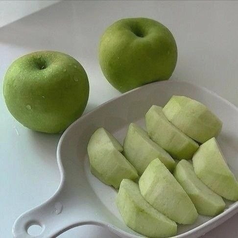 Создать мем: нарезанное яблоко, фрукты на перекус, подготовка яблок