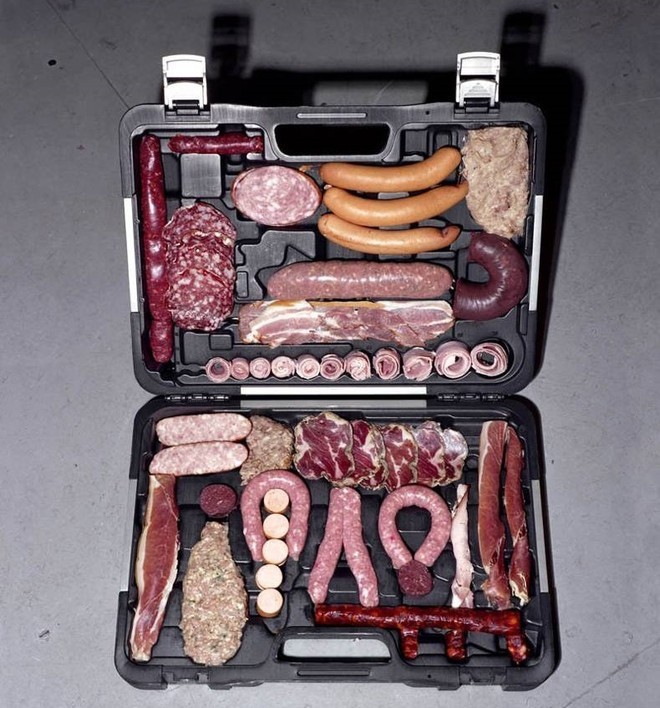 Создать мем: чемодан с едой, колбаса в ручной клади, чемодан в виде колбасы