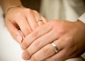 Создать мем: кольца обручальные на руках, обручальное и помолвочное кольцо, обручальные кольца на руке девушки