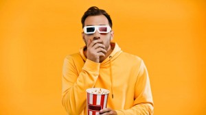 Создать мем: молодой человек, мужик в 3д очках и с попкорном, человек с попкорном