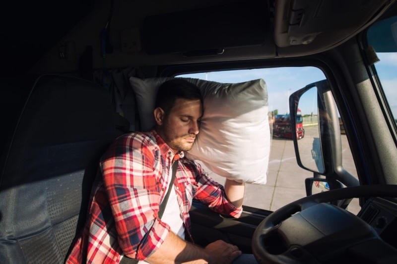 Создать мем: уставший водитель, дальнобойщик спит, за рулём