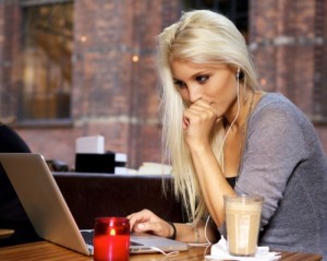 Создать мем: фото блондинки на работе за компьютером, фото девушки в кафе с компьютером, фото девушек блондинок в кафе