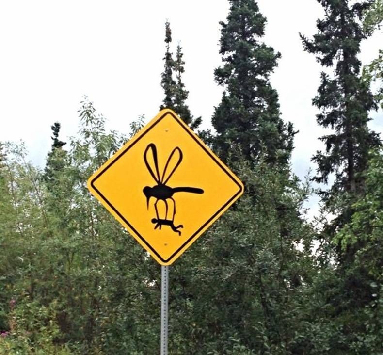 Создать мем: знак осторожно, странные дорожные знаки, дорожные знаки россии