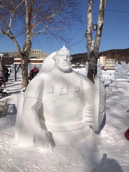 Создать мем: снежная фигура александр невский, снежные фигуры из снега, три богатыря из снега
